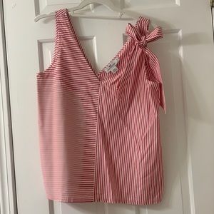 Gorgeous red and white striped vineyard vines top! Removable bow. NWOT.